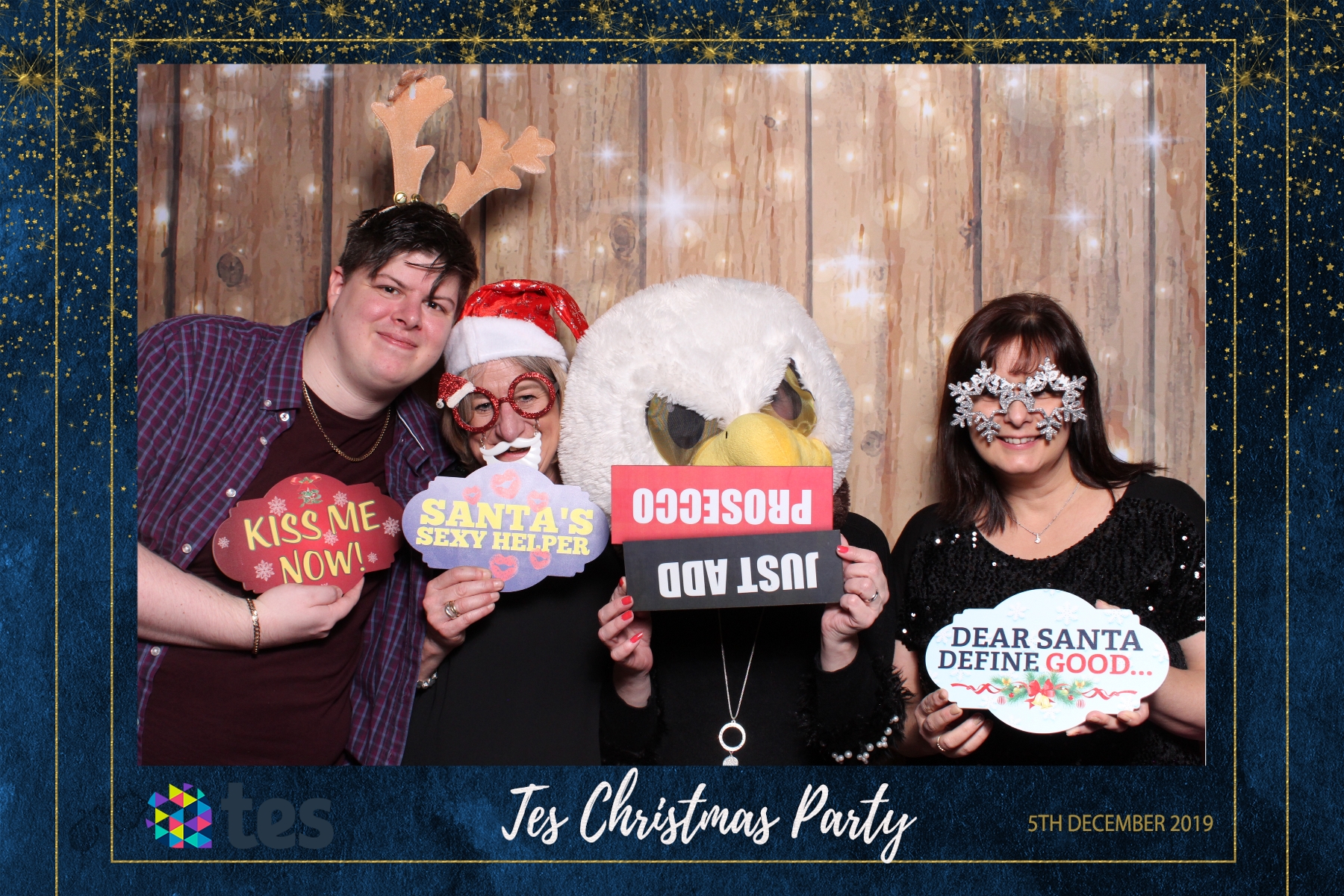 Tes Christmas party  | View more photos from the event at gallery.magicimages.uk/u/MagicImages/Tes-Christmas-party